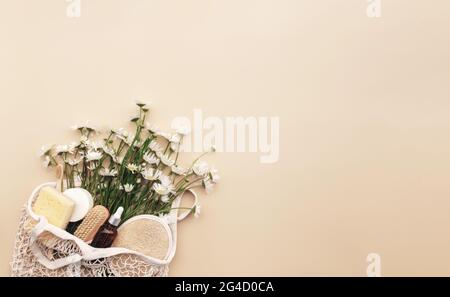 Eco-friendly beige piatto con borsa per la spesa, fiori, accessori da bagno Foto Stock