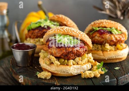 Hamburger di tacchino con ripieno e salsa di mirtilli rossi Foto Stock