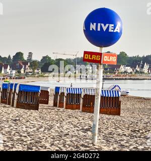 NIVEA Beach ball su un palo nella sabbia sulla spiaggia di fronte a sedie da spiaggia chiuse, editoriale illustrativo, Scharbeutz, Germania, 9 giugno, 2021 Foto Stock