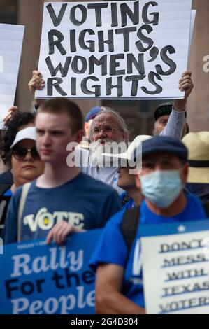 Austin, Texas, Stati Uniti. 20 Giugno 2021. Gli elettori del Texas si radunano ai gradini più a sud della capitale dello stato del Texas per il raduno del popolo ad Austin, Texas. Mario Cantu/CSM/Alamy Live News Foto Stock