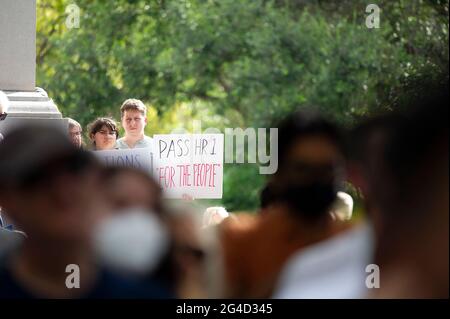 Austin, Texas, Stati Uniti. 20 Giugno 2021. Gli elettori del Texas si radunano ai gradini più a sud della capitale dello stato del Texas per il raduno del popolo ad Austin, Texas. Mario Cantu/CSM/Alamy Live News Foto Stock