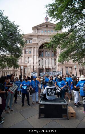 Austin, Texas, Stati Uniti. 20 Giugno 2021. Gli elettori del Texas si radunano ai gradini più a sud della capitale dello stato del Texas per il raduno del popolo ad Austin, Texas. Mario Cantu/CSM/Alamy Live News Foto Stock