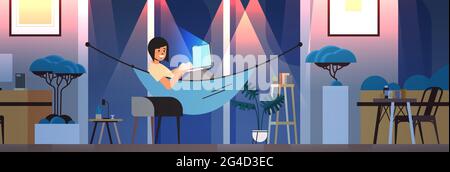 overworkwoman freelancer overworked guardando la ragazza dello schermo del computer che si trova in amaca notte oscura casa camera interna Illustrazione Vettoriale