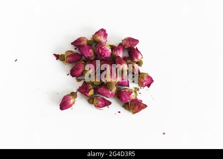 Boccioli di rosa essiccati su sfondo bianco isolato Foto Stock