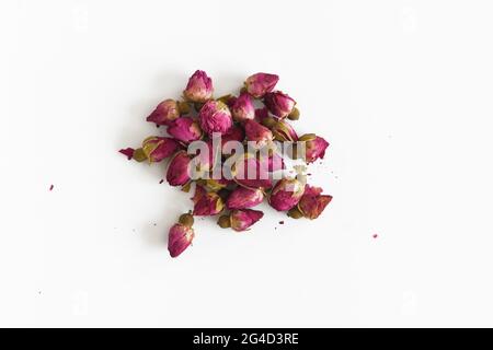 Boccioli di rosa essiccati su sfondo bianco isolato Foto Stock