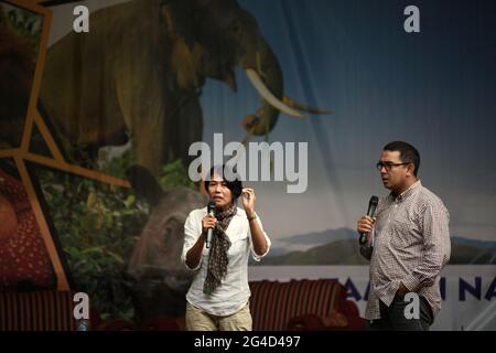 La trasmissione indonesiana di notizie presentatore Desi Anwar e Muhammad Farhan che ha un talk show sul parco nazionale e la conservazione della natura sul palco, durante un evento tenuto dal Ministero delle foreste indonesiano nel Parco Nazionale Kambas di Way, Lampung, Indonesia. Foto Stock