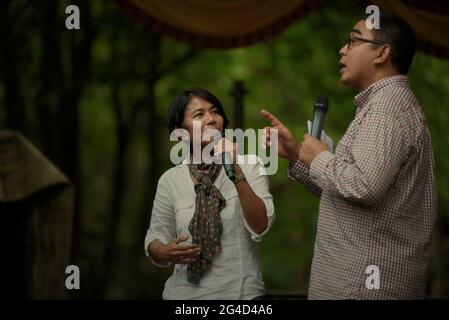 La trasmissione indonesiana di notizie presentatore Desi Anwar e Muhammad Farhan che ha un talk show sul parco nazionale e la conservazione della natura sul palco, durante un evento tenuto dal Ministero delle foreste indonesiano nel Parco Nazionale Kambas di Way, Lampung, Indonesia. Foto Stock