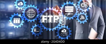 Uomo d'affari che preme il touch screen FTP. Concetto IT blu. Foto Stock