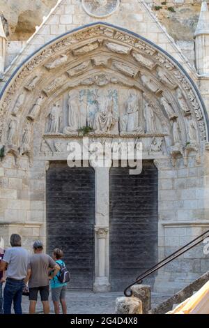 St Emilion, Francia - 8 settembre 2018: Chiesa monolitica a Saint Emilion. Francia. St Emilion è un villaggio francese famoso per l'eccellente vino rosso. Foto Stock