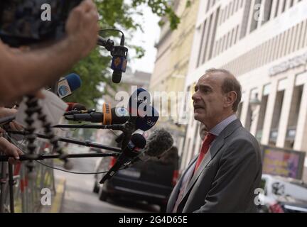 Vienna, Austria. 20 Giugno 2021. Enrique Mora, vicesegretario generale e direttore politico del Servizio europeo per l'azione esterna, interviene ai giornalisti dopo una riunione della Commissione mista sul piano d'azione globale comune (JCPOA) tenutasi a Vienna (Austria) il 20 giugno 2021. I colloqui per rilanciare l'accordo nucleare con l'Iran del 2015, formalmente noto come JCPOA, sono "più vicini a un accordo", ha affermato Enrique Mora domenica dopo l'ultimo incontro che ha concluso i sei cicli precedenti di negoziati. Credit: Guo Chen/Xinhua/Alamy Live News Foto Stock