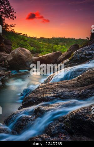 Panama paesaggio all'alba presso la cascata Chorro el Caño (Las Cascadas de Ola), provincia di Cocle, Repubblica di Panama, America Centrale. Foto Stock