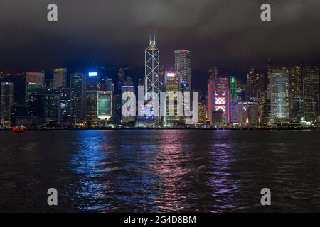 Victoria Harbour skyline notturno di Hong Kong Foto Stock