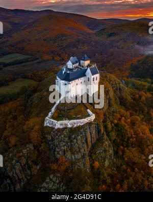 Fuzer, Ungheria - Vista aerea del bellissimo Castello di Fuzer, con il cielo e le nuvole di un'incredibile alba colorata in una mattina d'autunno. Il castello è stato l Foto Stock