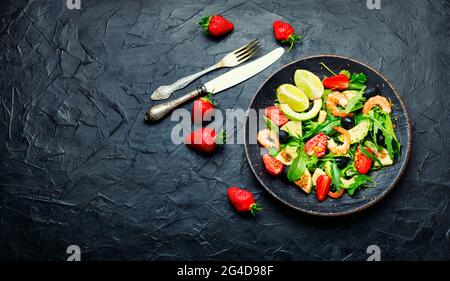 Insalata dietetica con gamberi, fragole, avocado e green.Healthy salad.Copy spazio Foto Stock