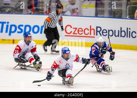 Ostrava, Repubblica Ceca. 20 Giugno 2021. L-R Radek Zelinka, David Palat (entrambi CZE) e Noah Grove (USA) in azione durante i Campionati Mondiali di ghiaccio Iockey 2021 - ParaOstrava2021, match Repubblica Ceca contro USA, il 20 giugno 2021, a Ostrava, Repubblica Ceca. Credit: Vladimir Prycek/CTK Photo/Alamy Live News Foto Stock