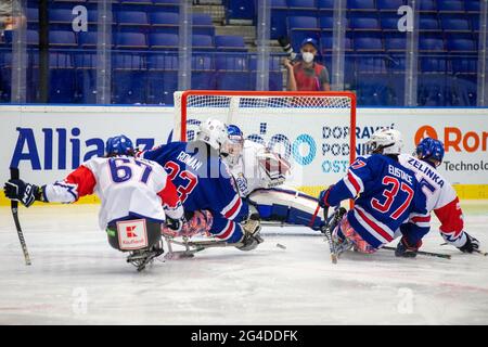 Ostrava, Repubblica Ceca. 20 Giugno 2021. L-R Pavel Dolezal (CZE), Rico Roman (USA), Martin Kudela (CZE), David Eustace (USA) e Radek Zelinka (CZE) in azione durante i Campionati Mondiali di ghiaccio Iockey ParaOstrava2021 del 2021, partita Repubblica Ceca contro USA, il 20 giugno 2021, a Ostrava, Repubblica Ceca. Credit: Vladimir Prycek/CTK Photo/Alamy Live News Foto Stock