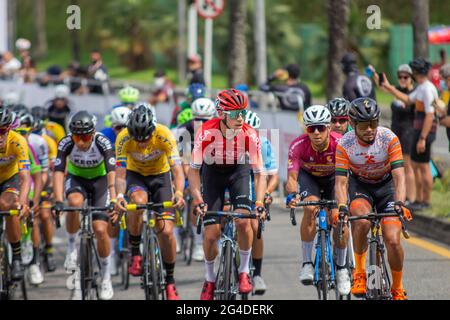 Pereira, Colombia. 20 Giugno 2021. I ciclisti Miguel Florez della squadra di Arkea Samsic durante la gara di categoria elite del campionato nazionale colombiano di bicicletta da corsa su strada a Pereira, Colombia, il 20 giugno 2021. Credit: Long Visual Press/Alamy Live News Foto Stock