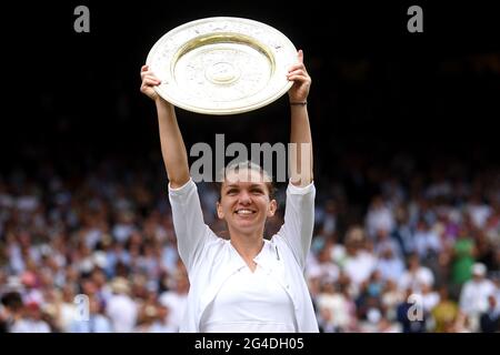File photo datato 13-07-2019 di Simona Halep con il trofeo dopo aver vinto la finale femminile di singoli a Wimbledon 2019. Data di emissione: Lunedì 21 giugno. Foto Stock