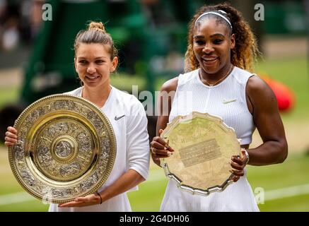 File photo datato 13-07-2019 di Simona Halep (a sinistra) con il suo trofeo dopo aver vinto la finale femminile dei singoli, insieme alla seconda classificata Serena Williams, a Wimbledon 2019. Data di emissione: Lunedì 21 giugno. Foto Stock