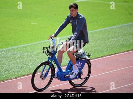 Herzogenaurach, Germania. 21 Giugno 2021. Calcio: Campionato europeo, Gruppo F, formazione Germania. Il Kai Havertz della Germania viene ad addestrarsi in bicicletta. Credit: Federico Gambarini/dpa/Alamy Live News Foto Stock