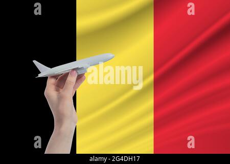 Aereo in mano con bandiera nazionale del Belgio. Viaggio in Belgio. Foto Stock