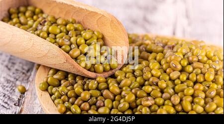 schiacciare, cibo vegetariano in ciotola su vecchio tavolo di legno Foto Stock