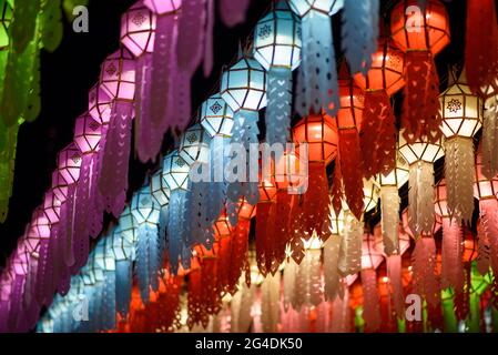 Festa delle Lanterne colorate al tempio Hariphunchai, provincia di Lamphun, Thailandia. Foto Stock