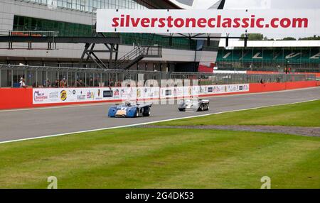 Max Smith-Hilliard nella sua Chevron B19 del 1971, in testa a Philip Hall, nella sua Lola T212 del 1971, qualificandosi per la FIA Masters Historic Sports Car Race Foto Stock