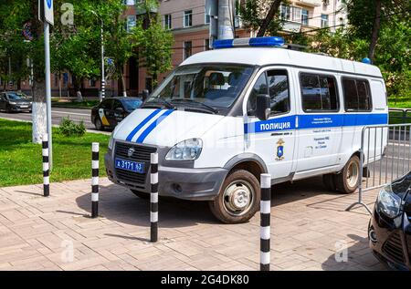 Samara, Russia - 14 giugno 2021: Pulmino di polizia parcheggiato sulla strada della città nel giorno d'estate Foto Stock