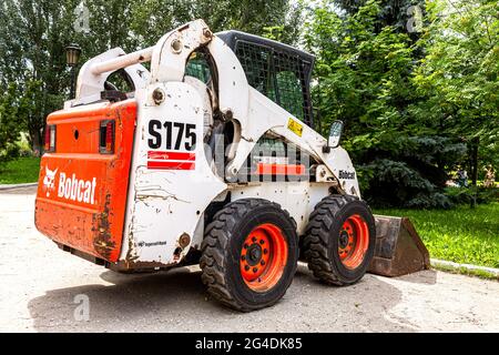 Samara, Russia - 14 giugno 2021: Bobcat caricatrice veicolo alla strada della città. Bobcat Company è un produttore americano di eq Foto Stock