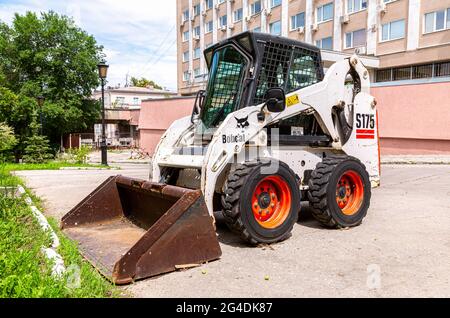 Samara, Russia - 14 giugno 2021: Bobcat caricatrice veicolo alla strada della città. Bobcat Company è un produttore americano di eq Foto Stock