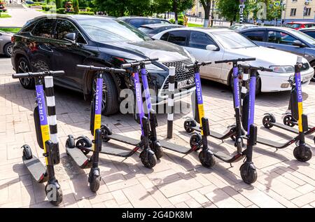 Samara, Russia - 14 giugno 2021: Auto e scooter elettrici da noleggiare nella strada della città. Migliorare la mobilità sostenibile in città Foto Stock