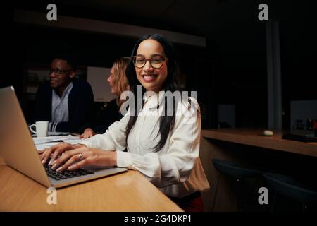 Ritratto di felice leader femminile indossando occhiali che lavorano nel business aziendale Foto Stock