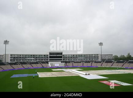 Una visione generale della pioggia dell'Hampshire Bowl copre sul campo prima del quarto giorno della partita finale del Campionato del mondo ICC all'Ageas Bowl, Southampton. Data immagine: Lunedì 21 giugno 2021. Foto Stock