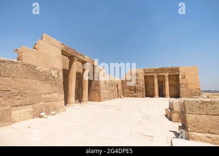 Tempio mortuario di Khufu a Giza Pyramid complesso che rivela parte della Piramide di Khufu sullo sfondo, Giza, Grande Cairo, Egitto Foto Stock