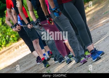 Gambe di atleti che fanno Nordic Walking mentre tengono i pali nella Casa de campo a Madrid, Spagna. Europa. Fotografia orizzontale Foto Stock