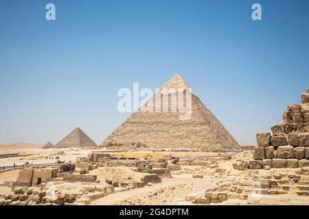 La piramide regina a Giza sullo sfondo della grande piramide di Cheope. Foto Stock