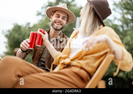 Coppia che si diverte durante un picnic Foto Stock