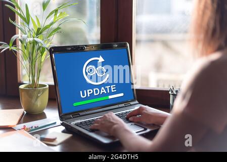 Lo schermo del laptop visualizza un concetto di aggiornamento Foto Stock