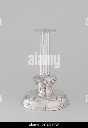 . I candelabri rotondi, guidati con bordo inferiore piatto hanno un supremo, annuito, recintato da un piede di riconoscimento, che è decorato con otto campi ovali giacenti, sopra i quali otto godrewers alti e poi otto inferiori. La tribù a guinzagli è affrontata in basso in una fascia a coste. Il raccoglitore di grasso piatto e sciolto mostra il raggio di otto godreways. Gli spazi tra i campi ovali e i godrews sul piede e sul catcher di grasso sono riempiti con tre teste quadrate di diamante la cui superficie è irruvidita. Foto Stock