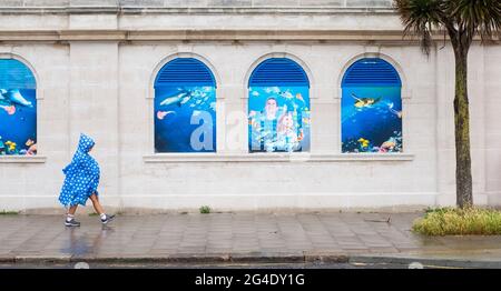 Brighton UK 21 Giugno 2021 - pioggia pesante dannazione il solstizio estivo sulla spiaggia e sul lungomare di Brighton oggi: Credit Simon Dack / Alamy Live News Foto Stock