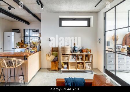 Elegante casa soggiorno e cucina interni in stile misto Foto Stock
