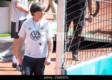 Herzogenaurach, Germania. 21 Giugno 2021. Calcio: Campionato europeo, Gruppo F, formazione Germania. Il coach nazionale tedesco Joachim Löw viene alla formazione del team. Credit: Federico Gambarini/dpa/Alamy Live News Foto Stock