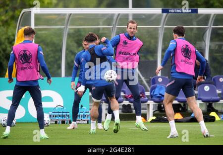 Harry Kane (centro a destra) e Jack Grealish (centro a sinistra) in Inghilterra durante una sessione di allenamento all'Hotspur Way Training Ground, Londra. Data immagine: Lunedì 21 giugno 2021. Foto Stock