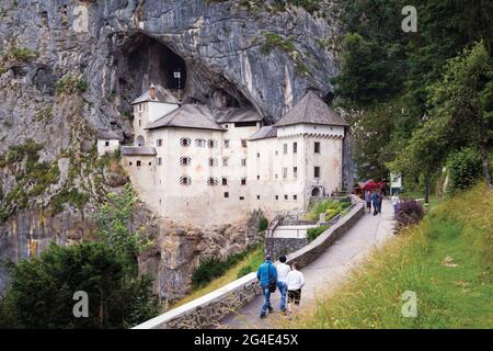 Predjama, Inner Carniola, Slovenia. Castello di Predjama, costruito all'apertura di una grotta. Originariamente risale al 13 ° secolo. Il versi corrente Foto Stock