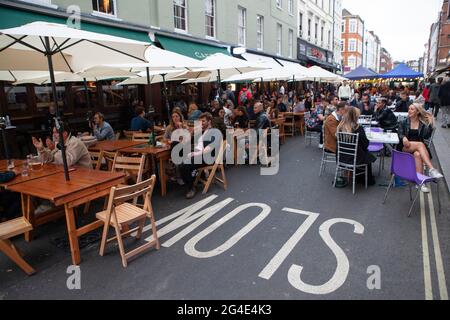 Londra, Regno Unito. 20 Giugno 2021: i pasti nella Old Compton Street a Soho scelgono i pasti all'aperto nonostante il freddo e il tempo nuvoloso. L'aumento del numero di casi di variante delta implica che un completo rilassamento delle regole del coronavirus è stato ritardato almeno fino a metà luglio. Anna Watson/Alamy Foto Stock