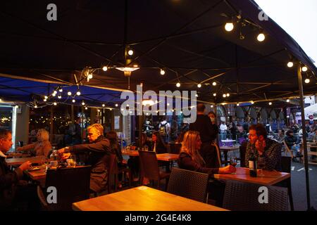 Londra, Regno Unito. 20 Giugno 2021: i pasti nella Old Compton Street a Soho scelgono i pasti all'aperto nonostante il freddo e il tempo nuvoloso. L'aumento del numero di casi di variante delta implica che un completo rilassamento delle regole del coronavirus è stato ritardato almeno fino a metà luglio. Anna Watson/Alamy Foto Stock