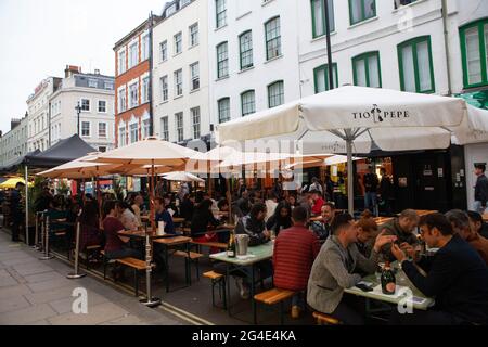 Londra, Regno Unito. 20 Giugno 2021: i pasti nella Old Compton Street a Soho scelgono i pasti all'aperto nonostante il freddo e il tempo nuvoloso. L'aumento del numero di casi di variante delta implica che un completo rilassamento delle regole del coronavirus è stato ritardato almeno fino a metà luglio. Anna Watson/Alamy Foto Stock