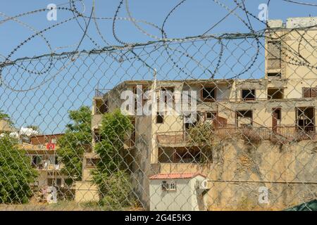La linea verde di confine a Nicosia su Cipro Foto Stock