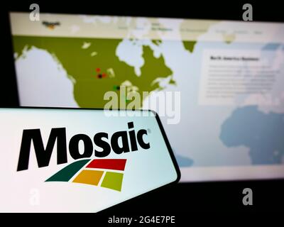 Smartphone con logo del produttore americano di fertilizzanti Mosaic Company sullo schermo davanti al sito web. Mettere a fuoco il centro-destra del display del telefono. Foto Stock